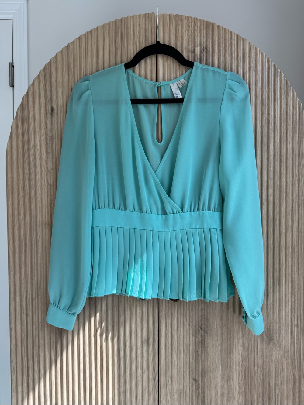 Forever 21 | Mint Green Pleated Peplum Long Sleeve Blouse Medium